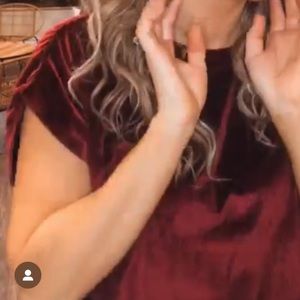 Velvet Ruched Shoulder Tee Size Large Amaryllis Christmas top New Year’s Eve